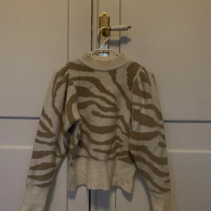 Stickad - Super fin och mysig stickad🤍