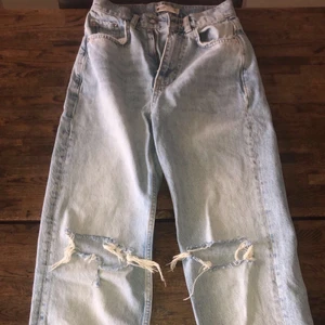Gina Tricot jeans - Säljer mina jeans i storlek Xs/XXs pågrund av att dem är för små. Köpte dem för 600kr på Gina, dem är helt nya bara använda 1 gång. Säljer dem för 150kr🤍