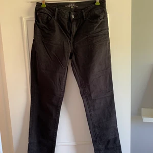 Svarta jeans - Säljer ett par svarta jeans, high rise, storlek 28/32. Bra skick!