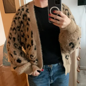 Leopard kofta  - Superfin och skön kofta som är mycket sparsamt använd, köpt i Amsterdam i strl XS men passar S