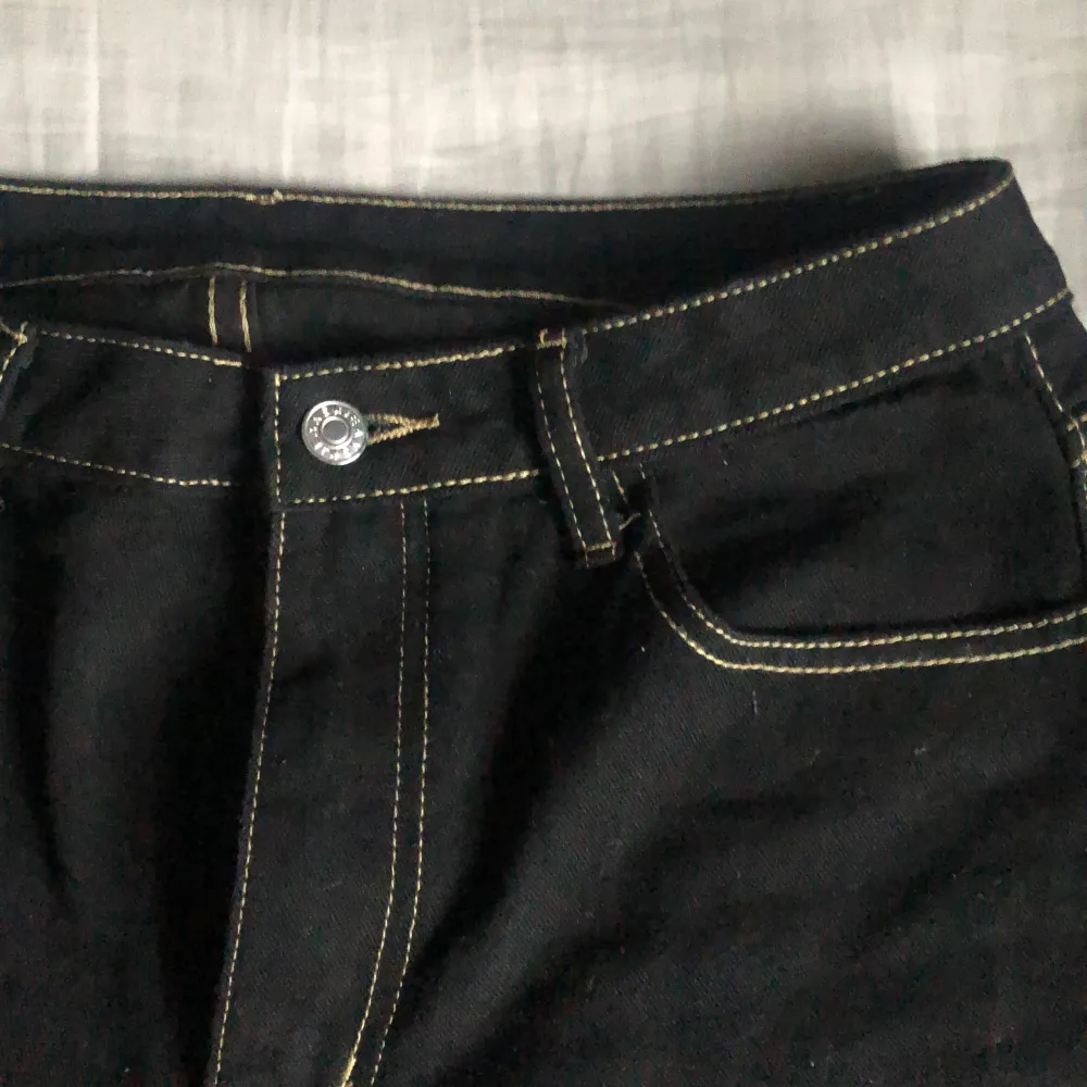 coola svarta högmidjade jeans med text på rumpan ”te quiero”. säljer då de tyvärr inte är min stil, endast använda en gång💕. Jeans & Byxor.