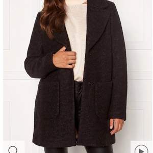 Hej! Säljer min svarta kapp från ICHI perfekt nu i höst och vinter : ) (Lånad bild)