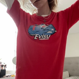 Evisu tisha - Fett snygg Evisu tisha!! Anvönder inte så ofta längre så kommer nog i bättre behov hos nån annan :,) den e som ny! Frakt 50 
