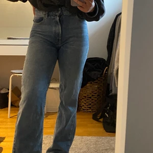 Jeans STR - Jeans från str, stolen 36, passar mig som är 165 cm perfekt i längden, lite större i midjan samt lite lågmidjade, lite slitna nertill