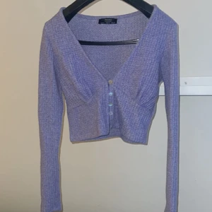 Kort tröja  - Kort lila (stickad) tröja från Bershka, endast testad. Storlek M men skulle säga att det passar en S 