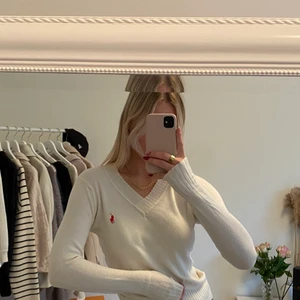 Ralph Laurent tröja - Säljer nu min fina V-Neck sweater. Passar hur bra som helst till det mesta och är superskön att bära! Faller väldigt snyggt i midjan 🥰