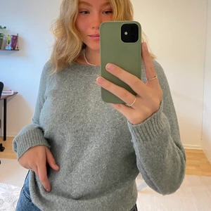 Stickad tröja  - Blågrå stickad tröja i jääättemjukt material. Perfekt till hösten. Nästan aldrig använd. Frakt ingår i priset🤩