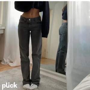 ‼️Intresse koll‼️ Funderar på att sälja mina populära zara jeans helt oanvända!! Dem är mid rise och straight leg i modellen sjukt snygga!! Jag är ca 165 cm och dem är lite långa på mig. Säljer ändrats vid ett bra bud❤️.   (Första bilden är lånad)