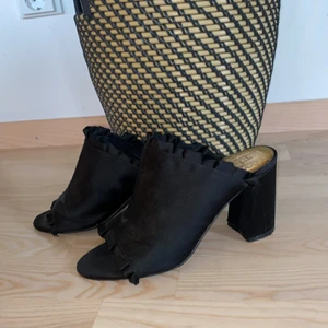 Skor Tiamo  - Säljer nu mina fina party klackar då dem inte kommer till användning längre. Jag har storlek 38 i vanliga fall, har fått gå upp en storlek. Köparen står för frakt 📦 