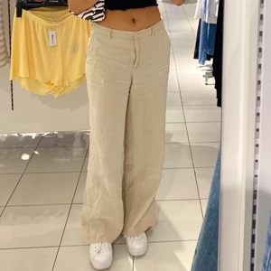 LINNE BYXOR - Super fina linnebyxor köpt second hand från märket Kappahl, det finns små slitningar på byxorna men märks inte alls kan skicka bild vid efterfrågan! Säljer för 150kr + frakt 