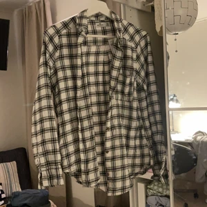 Skjorta - Rutig skjorta från hollister, frakt tillkommer💖💖