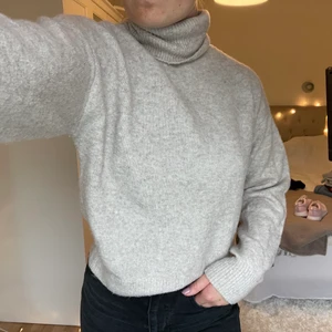 Stickat - Säljer Denhär sköna beigea tröjan! Jätte snygg färg och väldigt bekväm att ha på💓💓