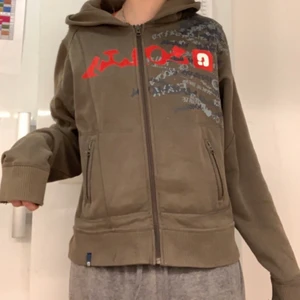 Hoodie - Zip up hoodie från 2006, lite slitna i ändarna av ärmarna, annars bra kvalitet, möts helst upp, typ varsom i Stockholm och tar helst kontant