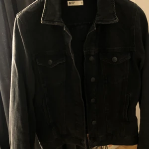 Svart jeansjacka med volanger i ryggen. - Stl 38. Använd 2 gånger.