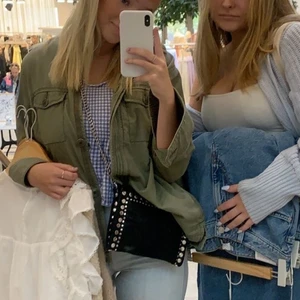 Militärgrön jack - Superfina jacka i bra skick! skriv för fler bilder