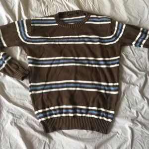 randig stickad tröja  - tröja från brandy melville! har ett litet hål under ena armen därav lägre pris 