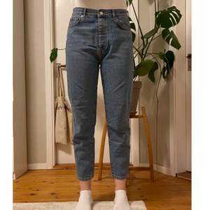 Fina mom jeans från BikBok, strl M. Säljer dem eftersom de är lite stora i midjan och korta på benen för mig (jag är 172 cm). 250 kr + frakt