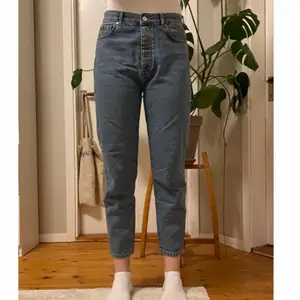 Fina mom jeans från BikBok, strl M. Säljer dem eftersom de är lite stora i midjan och korta på benen för mig (jag är 172 cm). 250 kr + frakt