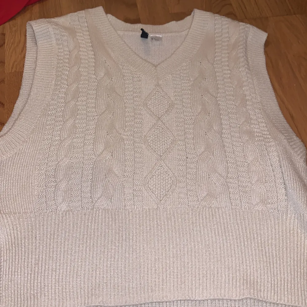 En stickad väst från h&m mycket mys pysig ❤️😘. Yläosat.
