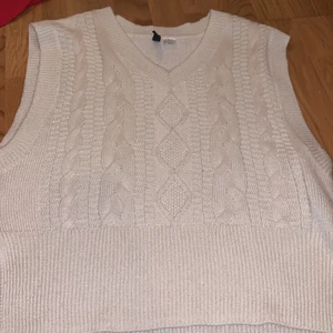 Stickad väst  - En stickad väst från h&m mycket mys pysig ❤️😘