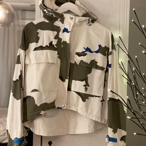 Jacka från missguided - Jacka med luva från missguided i storlek 36.