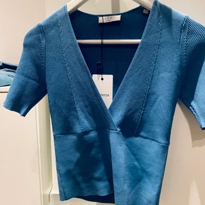 Sandro topp - Blå jätte fin Sandro topp. Toppen är köpt förra året och aldrig använd. Prislapp kvar! 💙💙 pris kan diskuteras 