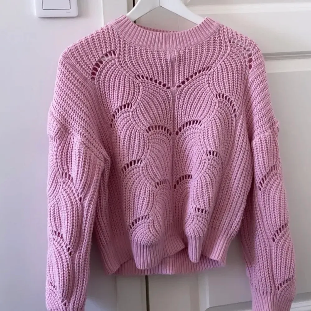 Fin rosa tröja från Gina tricot i storlek S. (Säljer kläderna på min sida billigt i samband med flytt). Eventuell frakt står köparen för. . Stickat.