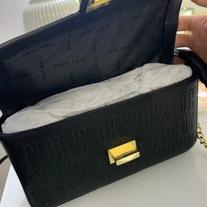 Dkny väska - Säljer min dkny väska som jag inte har använt än enda gång för 1000kr, priset går att diskuteras! 