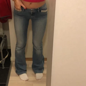 Lågmidjade jeans  - Lågmidjade jeans med glitter på fickorna. Sitter perfekt på mig som har storlek S och är 163💙