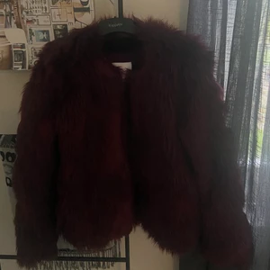 Fake päls jacka🤎 - Fakepäls jacka från Mango! Superfin vinröd/lila färg. 200 kr, jag betalar frakt. 