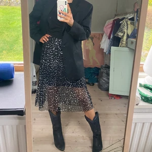 Kjol med stjärnor - Lång kjol med silverstjärnor på. Jättefint skick! Storlek 36❤️