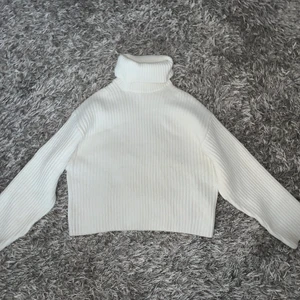 H&M turtleneck  - Oversize passform, strl xs men passar även om man är en strl s/m. Inköpt förra hösten & använd max 2 gånger. Frakt tillkommer.