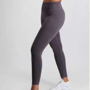 Träningstights aimin  - Använda endast 1 gång så dom är i nyskick! Nypris ligger på 699kr. Finns inte kvar på hemsidan. 