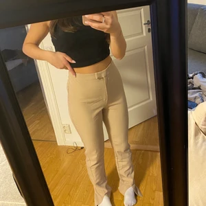 Kostymbyxor  - Säljer dessa beiga kostymbyxor med slits, köpta från NA-KD för 300 kr, endast använda en gång💕 de är lite långa för mig som är 160 cm (se bild 2) 