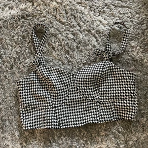 Söt topp - En söt liten topp, säljes pga att den är för liten. Strl 38 men den är lite liten i storleken