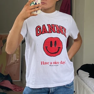 GANNI t-shirt - Ganni t-shirt. Använd ca 3 ggr. Kommer ej sälja för lägre än 650❤️ Stolek M men passar nog allt från xs-m
