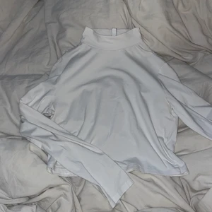 Vit tight turtleneck  - Använd ett fåtal gånger, super fint skick, inga fläckar och fortfarande helt klar vit. Inte nopprig alls. Passformen är bra, sitter hyfsat tight, med en kortare krage 🤍