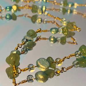 Ett handgjort halsband med fina grönblåa pärlor!!! Spännet är försilvrat, och frakten ingår i priset❣️ kolla min profil för fler liknande smycken! Puss❤️😘