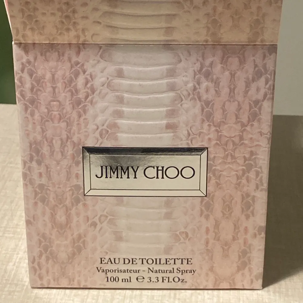 Jimmy Choo - eau de toilette, 100 ml! Insåg först när jag öppnat den att det inte riktigt var min lukt, har alltså sprayat 1-2 gånger endast💞 kan diskutera rimligt pris! . Övrigt.