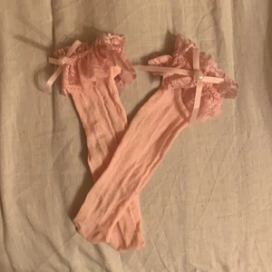 Lolita strumpor - Säljer dessa oanvända lolita strumporna som jag trodde skulle komma till användning. De är rosa och passar alla storlekar