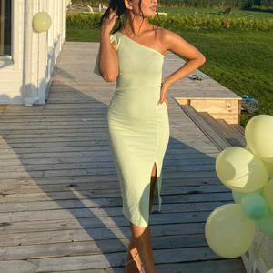 Grön klänning - Jättefin klänning som formar kroppen 😍 använd en gång och i storlek 4, vilket motsvarar en XS 💚