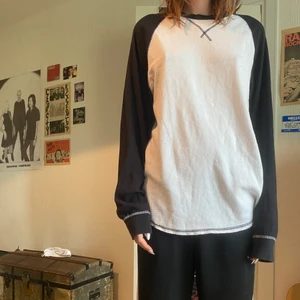 långärmad träja - fin långärmad baseball style!! jätteskön o oversize på mig. jag är 179