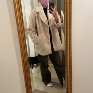 Teddyjacka från hm i storlek s - Teddyjacka i storlek s! Fint skick! Köpare står för frakt 