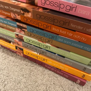 Gossip girl böcker - Har alla kapitel av serien fast i böcker! Läst alla och rekommenderar den verkligen. Säljer alla böcker i ett.