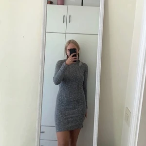 Grå långklänning  - Långklänning från VILA storlek S, bra skick, bra material. 