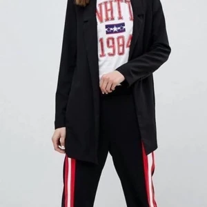 Black Blazer From Stradivarius , S/36 - Svart Blazer, Användes/provades en gång och jag säljer den pga att den inte passar mig i storlek ( jag har 34 i storlek så den blev lite för stor på mig ) . OBS!! Taggen är borttagen. Blazer är köpt från Asos ( från stradivarius ) , den är helt och ren. Säljs för 120kr ( utan frakt ) 