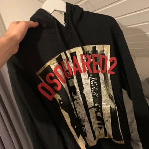 Dsquared2 hoodie  - •Dsquared2 hoodie  Size Large (fits medium) Cond 9,5-10/10 tror inte ens jag haft den på mig 😅 Köpt på NK för 5400kr Köp nu endast 1499kr