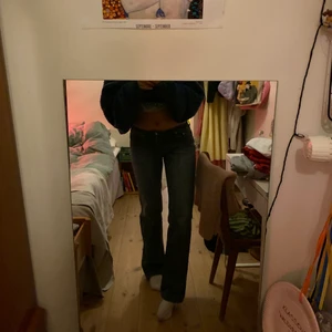 Jeans  - Snygga raka jeans som passar till vilket outfit som helst! Jag skulle säga att dom är mellan storlek 36 och 38. Kan mötas upp i Stockholm annars tillkommer frakt❣️