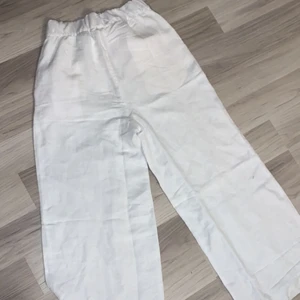 Helt nya Vita linnebyxor  - Ett par helt nya oanvända linnebyxor i stl xs från hm, de har varit slut länge och äntligen hittade jag ett par, tyvär var dom lite för taighta för mig därav säljer jag dom! Pris kan diskuteras