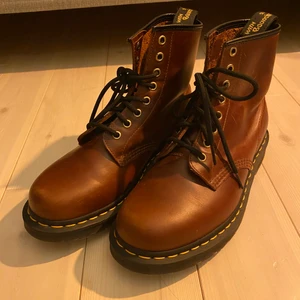 Dr.Martens bruna i skinn strl 40 - Bruna Dr.Martens i skinn, strl 40. Oanvända köpta för 1900kr säljer för 1000kr.